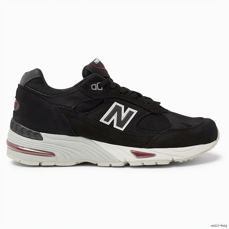 Retro-style black shoes of New Balance