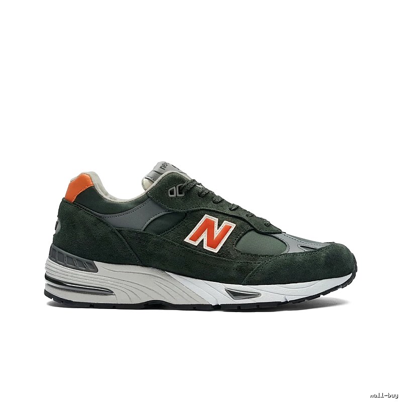 Retro style dark green of New Balance 990v3